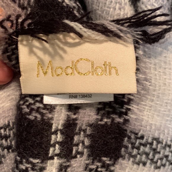 ModCloth Plaid Black and White Large Blanket Pashmina Scarf - Picture 8 of 9